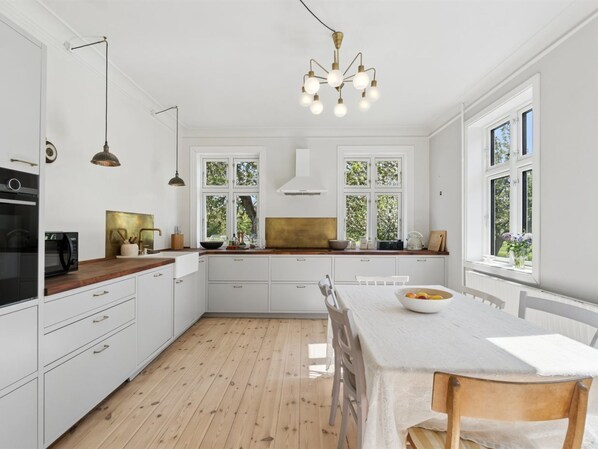 Kühlschrank, Mikrowelle, Ofen, Geschirrspüler