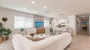 TV - Naples Chic Retreat  Heated Pool  Prime Spot (Naples)