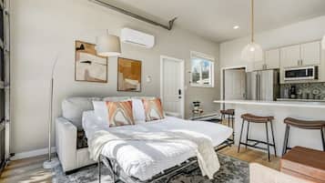 1 habitación, tabla de planchar con plancha, cuna de viaje y wifi