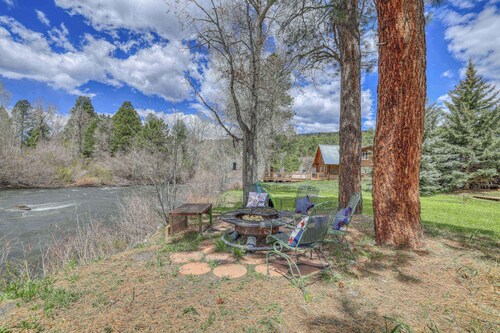 Tubing Promo! Riverfront Fire Pit, Gas Stove, Near Skiing, Hot Springs, & Hiking Adventures!
