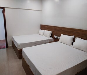 Family Room | Egyptian cotton sheets, premium bedding, desk, free WiFi
