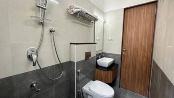 Shower, rainfall showerhead, free toiletries, towels