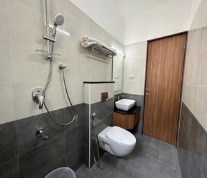 Shower, rainfall showerhead, free toiletries, towels - Sri Krishna Residency (Tiruchirappalli)