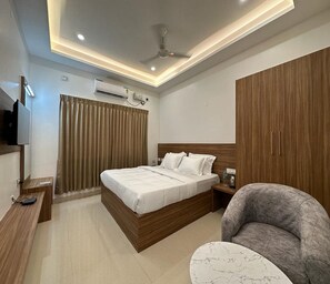 Deluxe Room | Egyptian cotton sheets, premium bedding, desk, free WiFi - Sri Krishna Residency (Tiruchirappalli)