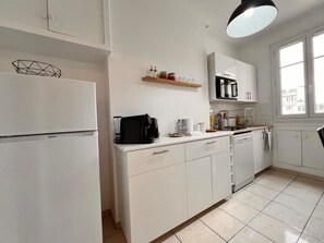 冷蔵庫、電子レンジ、食器洗い機、コーヒー / ティーメーカー