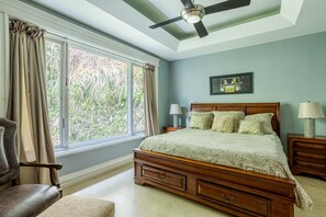 5 Schlafzimmer, Schreibtisch, Bügeleisen/Bügelbrett, WLAN