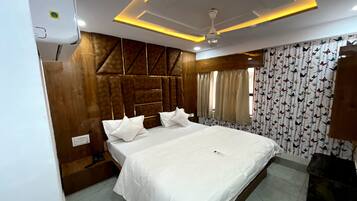 Deluxe Double Room, City View | Desk, free WiFi