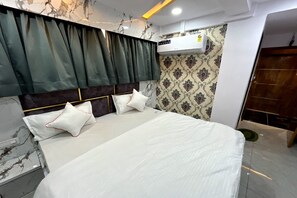 Deluxe Double Room, City View | Meja, Wi-fi percuma 