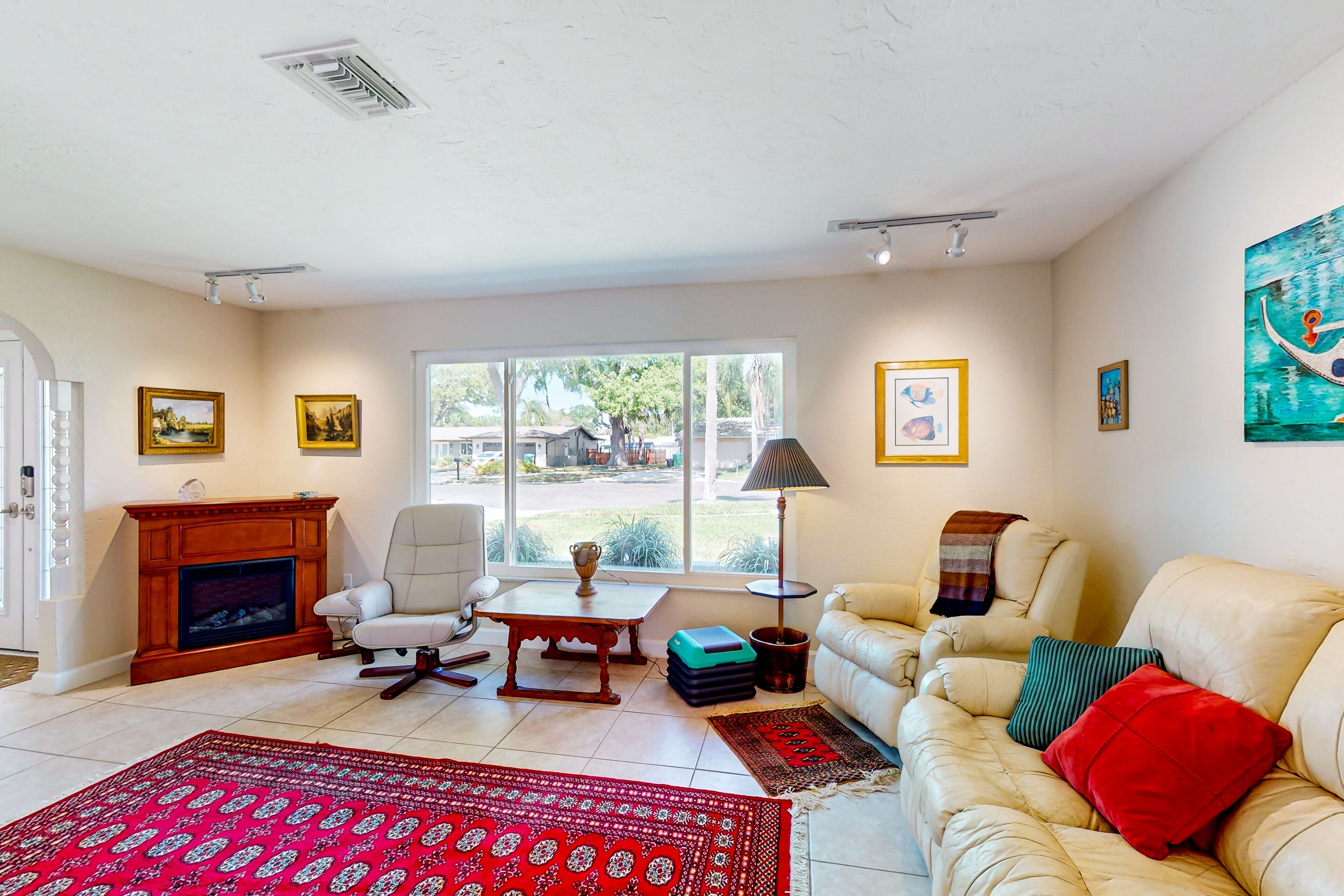 Sunny home with screened-in patio, pool, grill, chef's kitchen, W/D, & AC