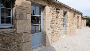A stone building with a window and a door. - Pierres Blanches (Guérande)