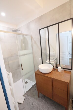 Comfort Double Room, 1 Queen Bed | Bathroom | Towels - Pierres Blanches (Guérande)