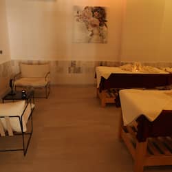 Couples treatment room(s), sauna, hot tub, steam room