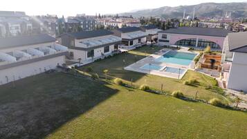 Zona residencial con casas modernas, una piscina y una mezquita al fondo.