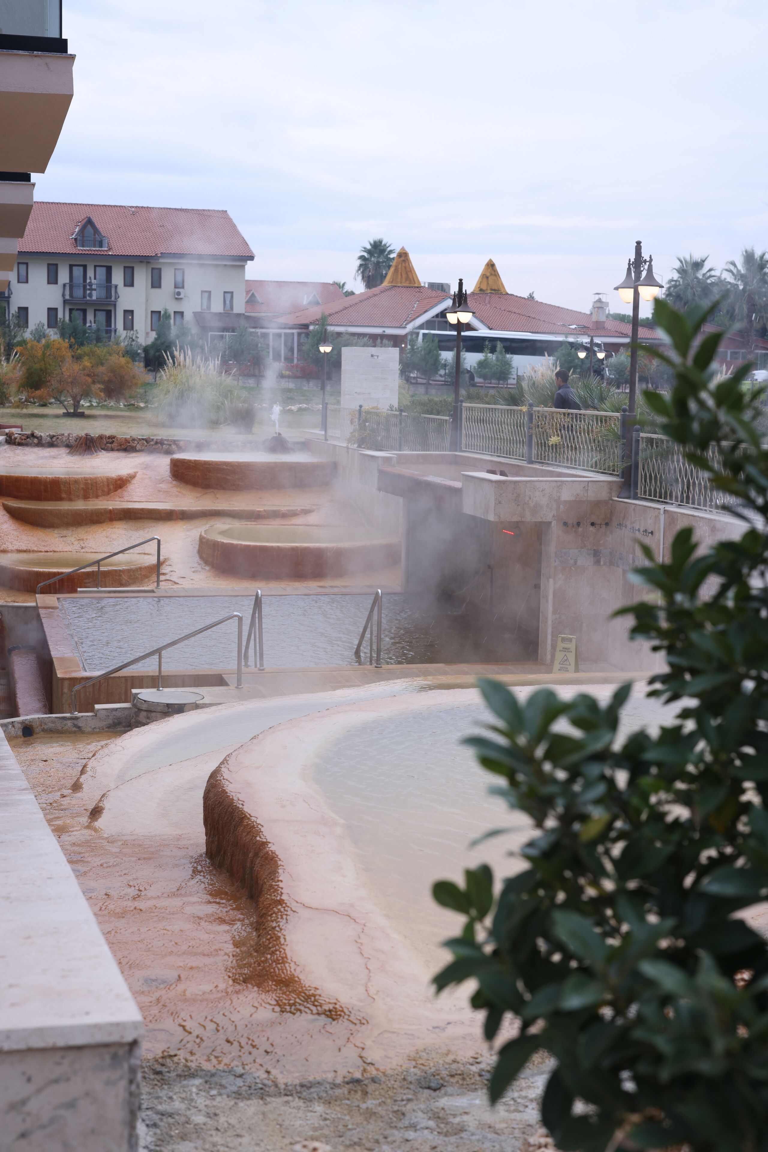 Una piscina techada, una piscina al aire libre