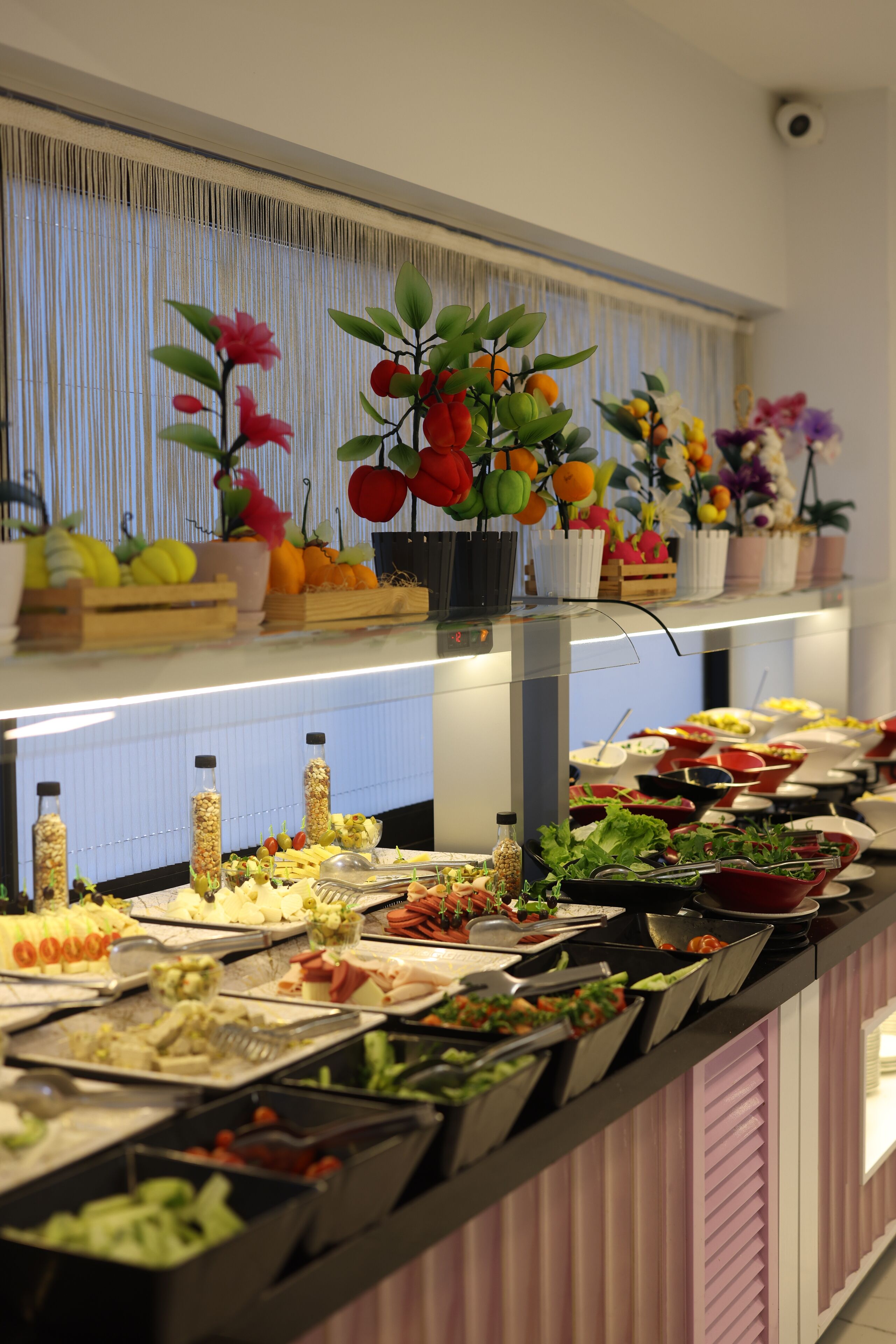 بوفيه فطور مجانًا يوميًا