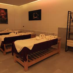 Couples treatment room(s), sauna, hot tub, steam room