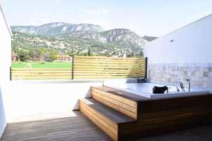 Deluxe Double or Twin Room, 1 Bedroom, Terrace | Private spa tub