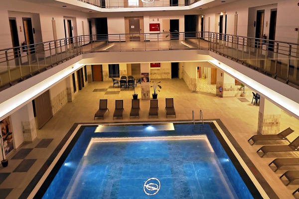 Piscina coperta, piscina all'aperto