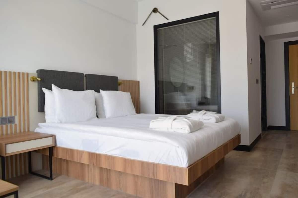Hypo-allergenic bedding, minibar, in-room safe, laptop workspace