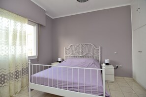 3 bedrooms, desk, iron/ironing board, free WiFi