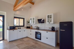 Køleskab, mikrobølgeovn, kogeplade, opvaskemaskine