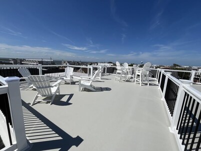 OCEAN SIDE SPRAY BEACH 5 BEDROOM TOWNHOME! WITH A POOL!