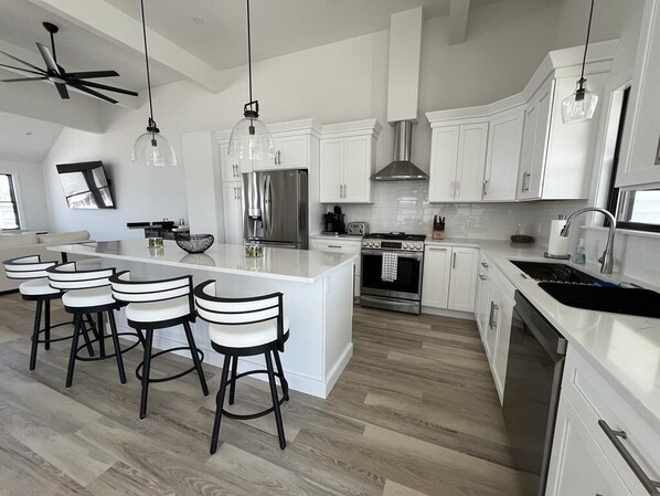 Fridge, oven, stovetop, dishwasher - OCEAN SIDE SPRAY BEACH 5 BEDROOM TOWNHOME! WITH A POOL! (Spray Beach)