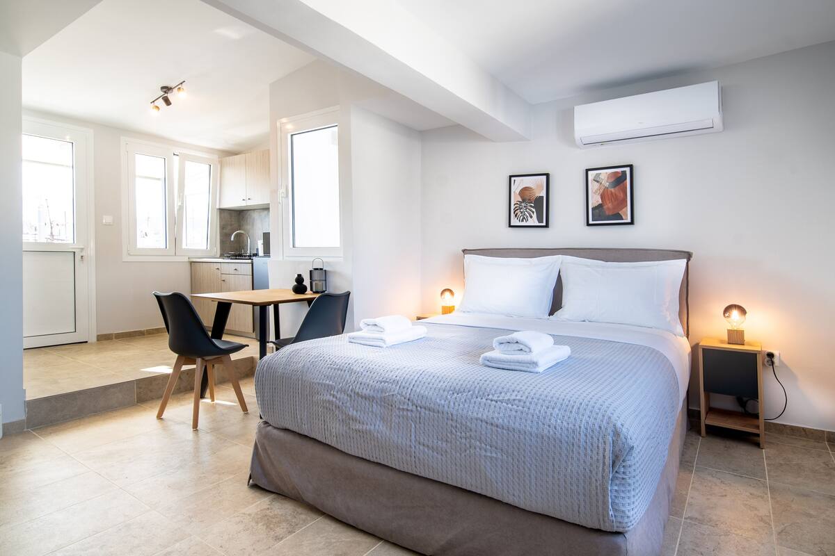 Panoramic Apartment, 1 Queen Bed, Non Smoking, Kitchen | Living area