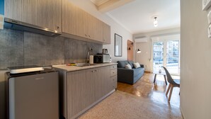 Apartament Comfort, 1 dormitori, cuina | Cuina privada | Frigorífic gran, microones, forn i placa de cuina 