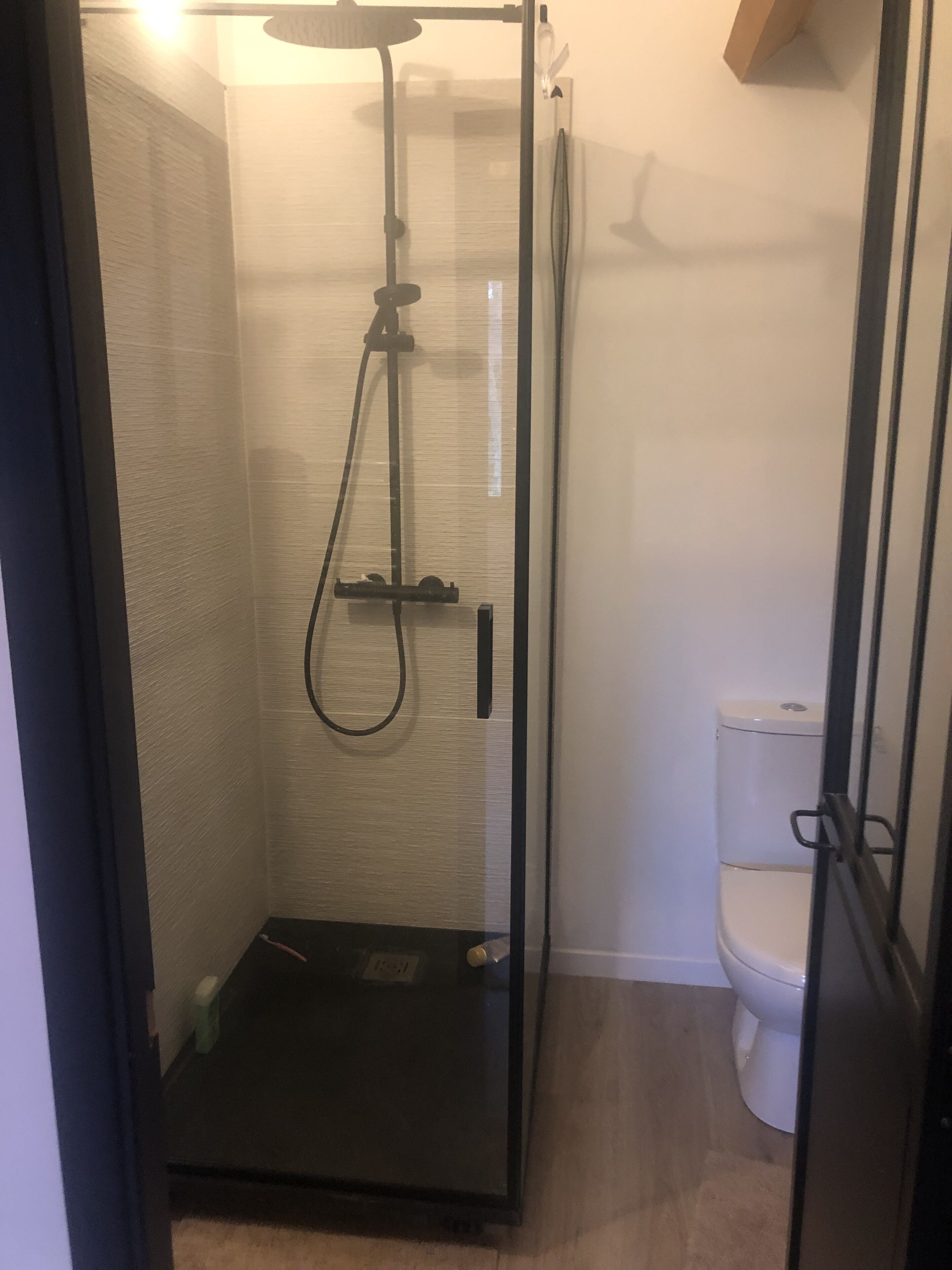 Ducha, secador de pelo, toallas, jabón