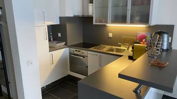 KĂŒhlschrank, Ofen, Herdplatte, Esstisch