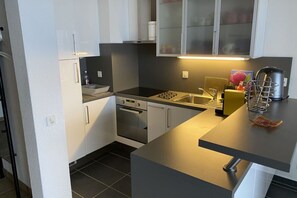 Réfrigérateur, four, tables à manger