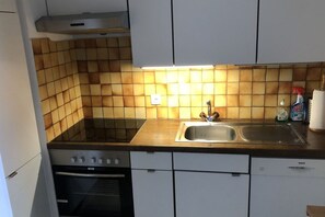 Frigorifero, microonde, forno, piano cottura