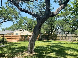 Property grounds - Oak Haven Getaway - Charming 2br Home in `Old Rockport` (Rockport)