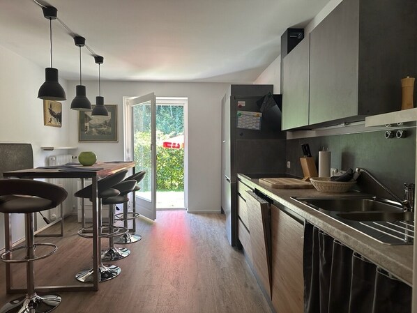 Kühlschrank, Ofen, Geschirrspüler, Wasserkocher mit Kaffee-/Teezubehör