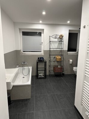 Dusche, Haartrockner, Handtücher