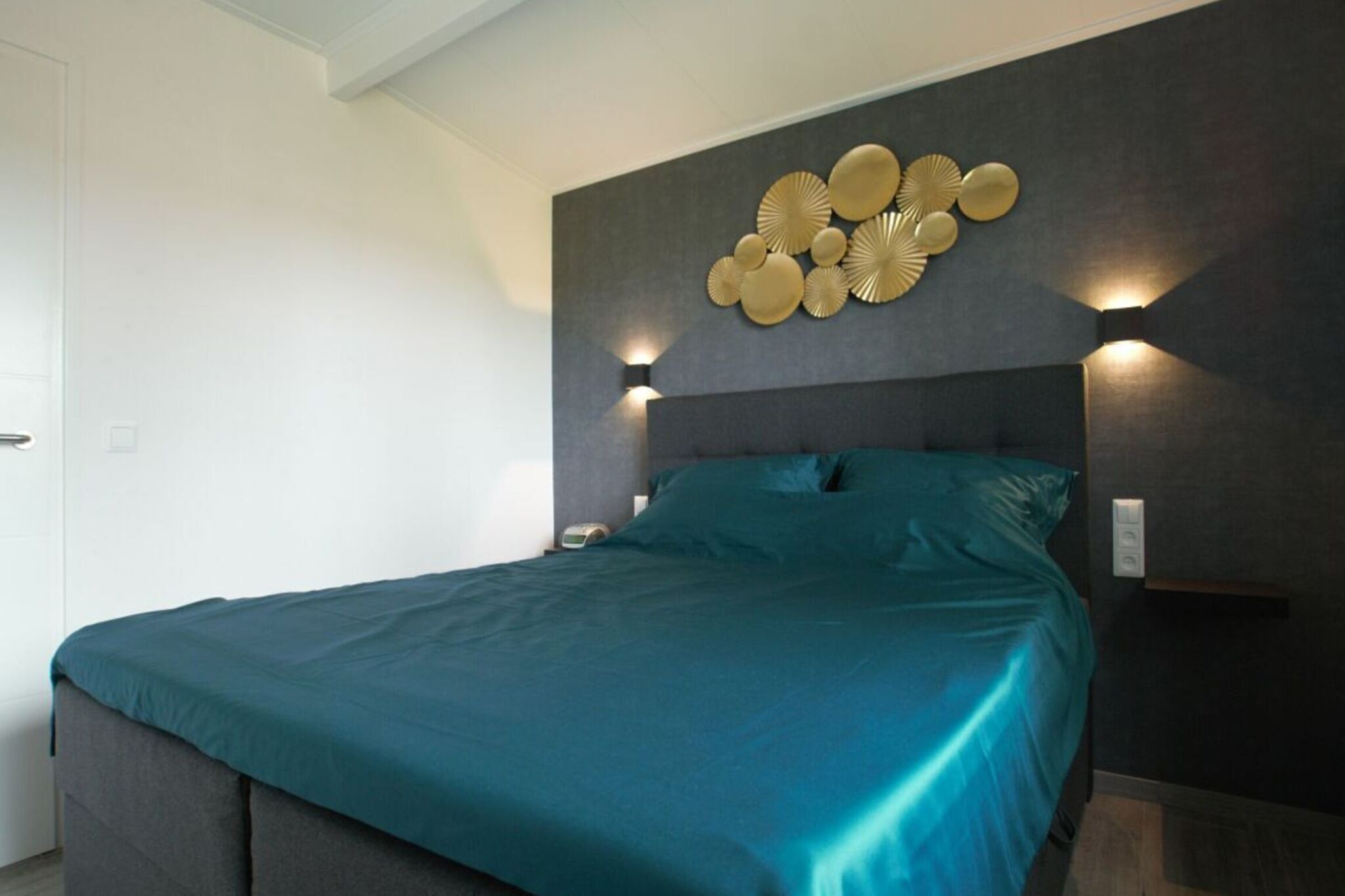 5 bedrooms, travel cot