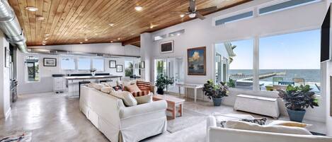 Smart-TV, Kamin, Tischtennisplatte