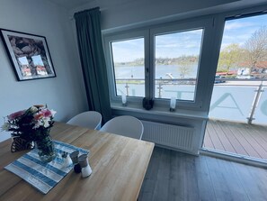 Dining - Ferienwohnung Sundowner, 40 qm, 1 Sep. Schlafzimmer mit Balkon (Seeon-Seebruck)