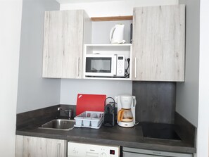 Kühlschrank, Mikrowelle, Geschirrspüler, Toaster