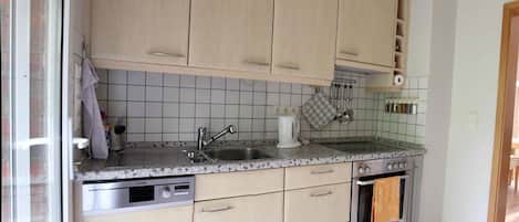 Fridge, microwave, stovetop, dishwasher