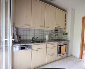 Réfrigérateur, micro-ondes, plaque de cuisson, lave-vaisselle