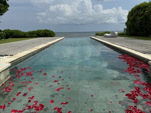 Outdoor pool - Beach front 2 bedroom with cinema room & infinity pool Sahadewa (Bali)