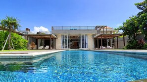 Outdoor pool - Beach front 2 bedroom with cinema room & infinity pool Sahadewa (Bali)