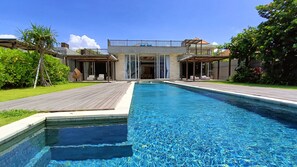 Outdoor pool - Beach front 2 bedroom with cinema room & infinity pool Sahadewa (Bali)