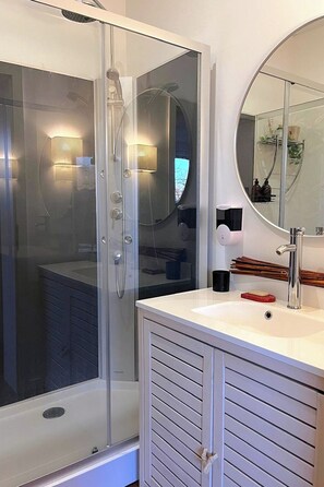 Een douche, een haardroger, handdoeken, zeep