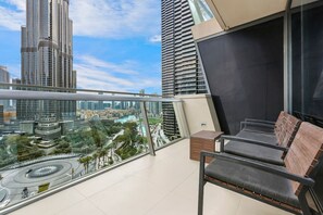 Terrace/patio - Downtown 3BR | Sleeps 9 | Balcony, Full Kitchen, Near Metro (Downtown)
