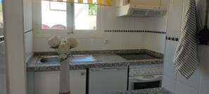 Refrigerador, microondas, horno y parrilla de estufa 