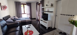 Smart TV, books - Apartment Lusi Sun and Sea (Costa del Silencio)
