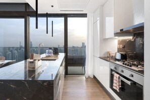 Køleskab, mikrobølgeovn, ovn, kogeplade